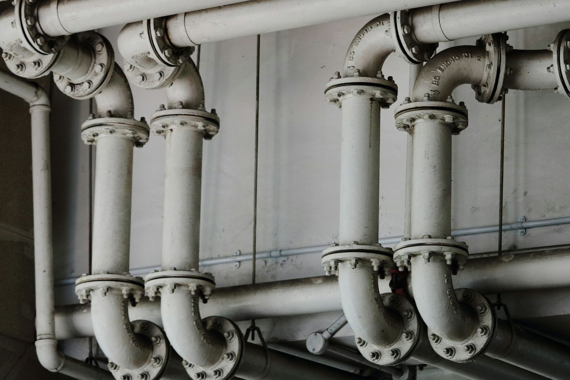 Parallel pipe risers with flanged elbows